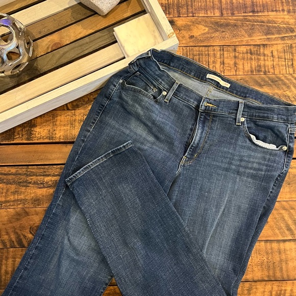 Blue Straight Leg Jeans with Vintage Look and Classic Indigo Color - Picture 3 of 3